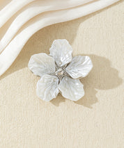 Broche fleur nacrée avec strass
