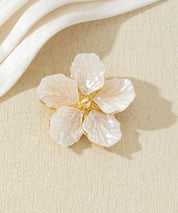 Broche fleur nacrée avec strass