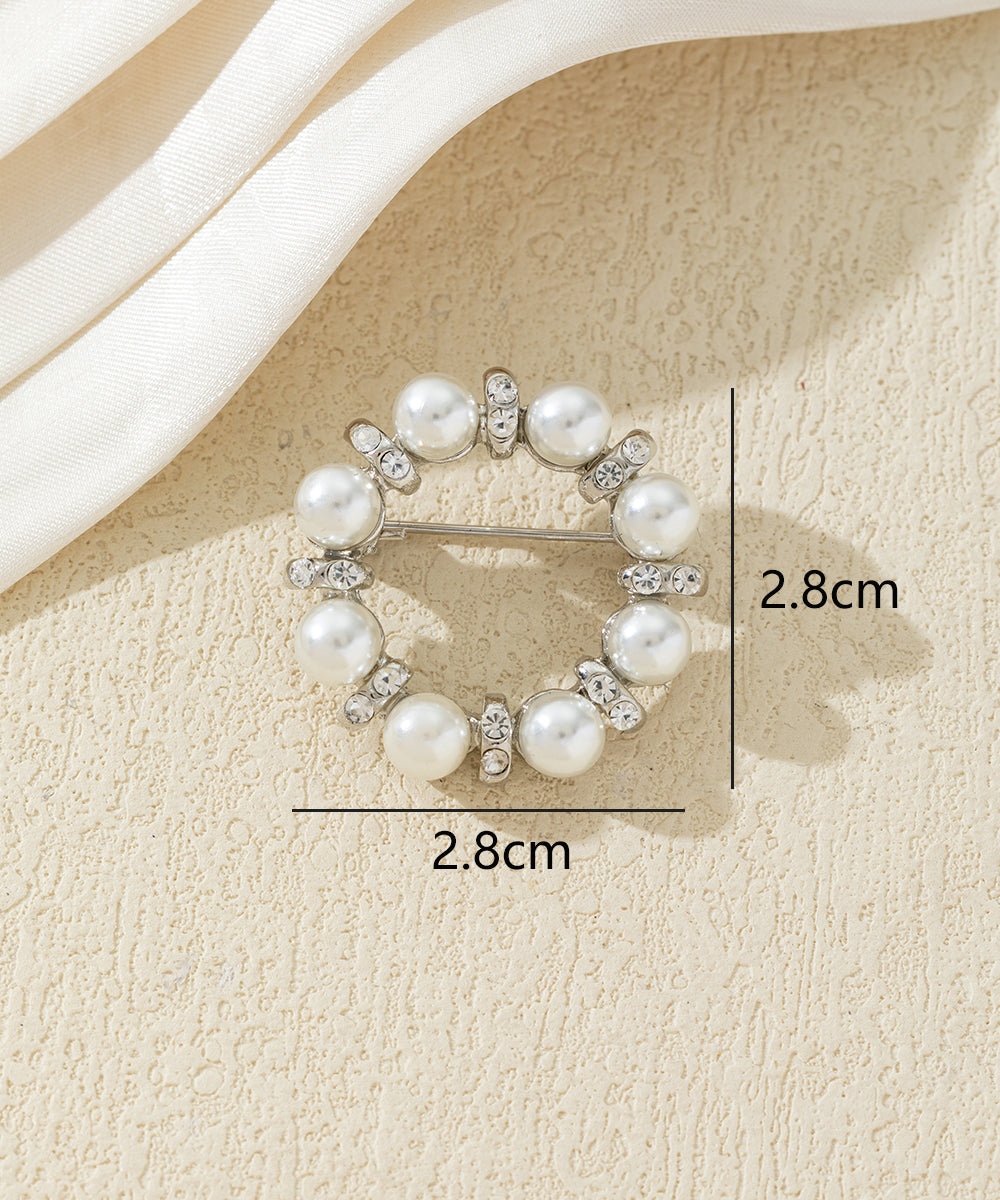Broche couronne de perles et strass