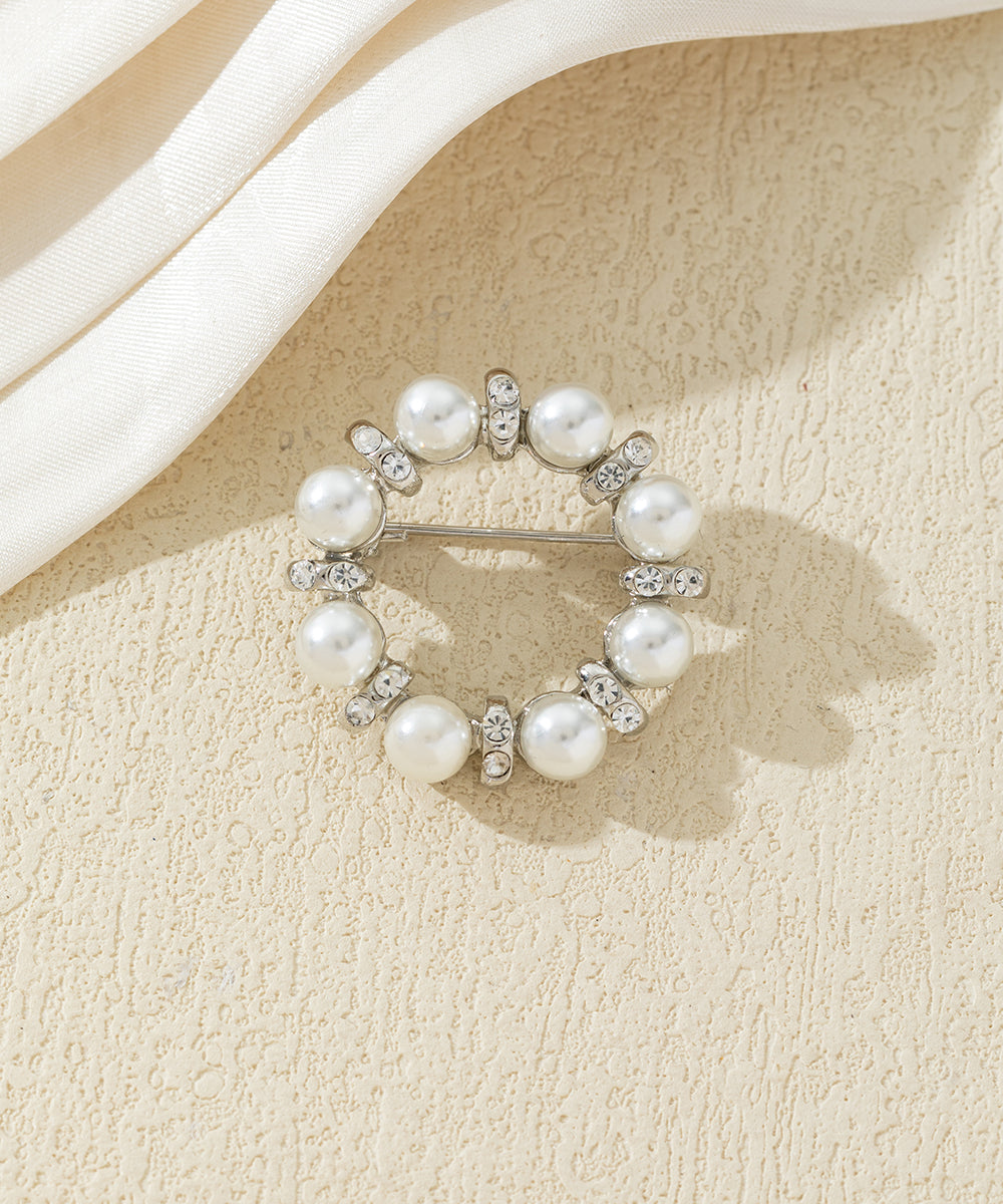Broche couronne de perles et strass
