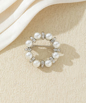 Broche couronne de perles et strass