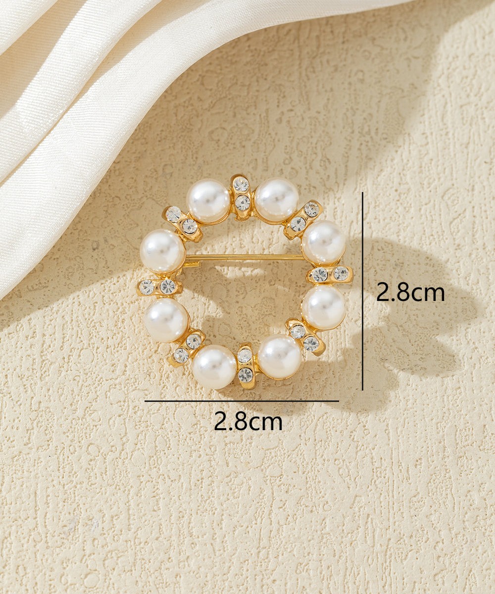 Broche couronne de perles et strass
