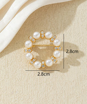 Broche couronne de perles et strass