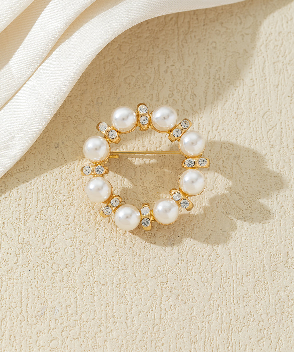 Broche couronne de perles et strass