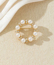 Broche couronne de perles et strass