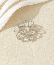 Broche fleur ajourée
