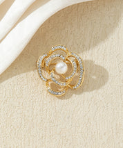 Broche fleur dorée avec perle et strass