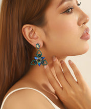 Boucles d’oreilles pendantes fleur cristal – 26AHBOL035